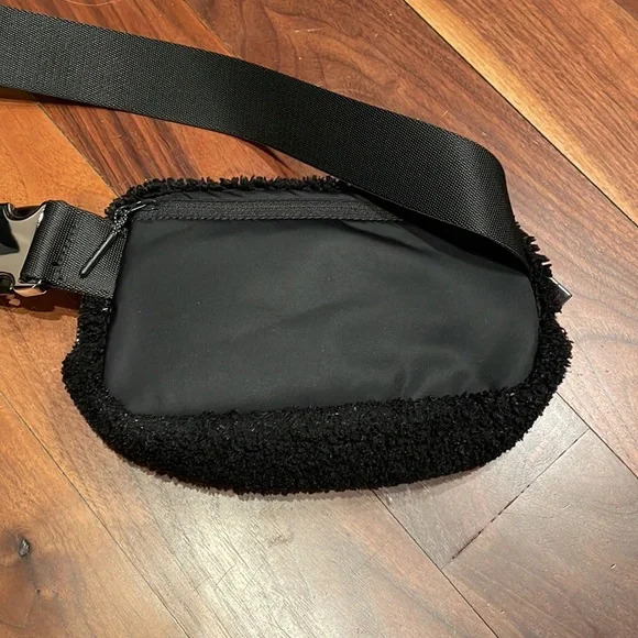 Lululemon Everywhere Fleece Belt Bag - Picture 4 of 5